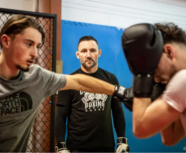 Deux combattants s'entraîne au coup de poing et à la garde dans le club Cage Fight Toulouse