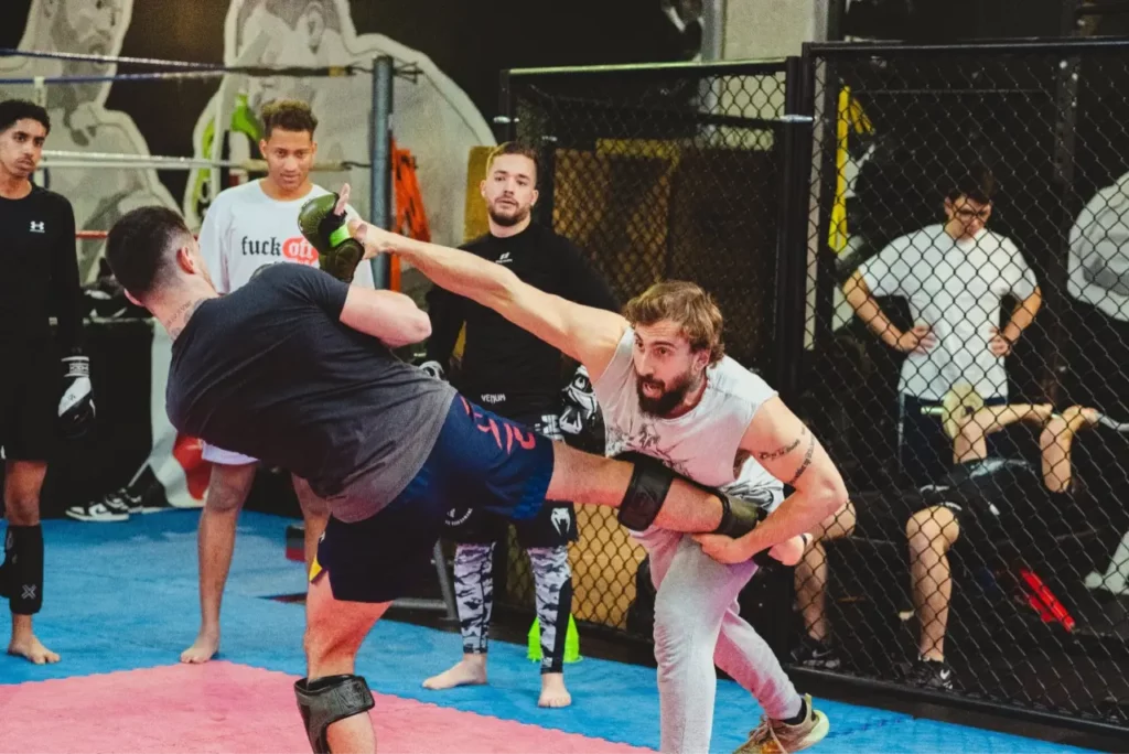 Un coach de boxe MMA à Toulouse Cage Fight donne une leçon d'attaque au poings.